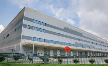 浙江綠地鉑選電子商務(wù)有限公司  綠地全球進(jìn)口商品浙江運(yùn)營(yíng)中心（嘉興綜合保稅）項(xiàng)目 EPC總 承包 嘉興綜合保稅區(qū)興業(yè)路東側(cè)、大橋港南側(cè)、東巡邏通道西側(cè)、區(qū)和路北側(cè)。